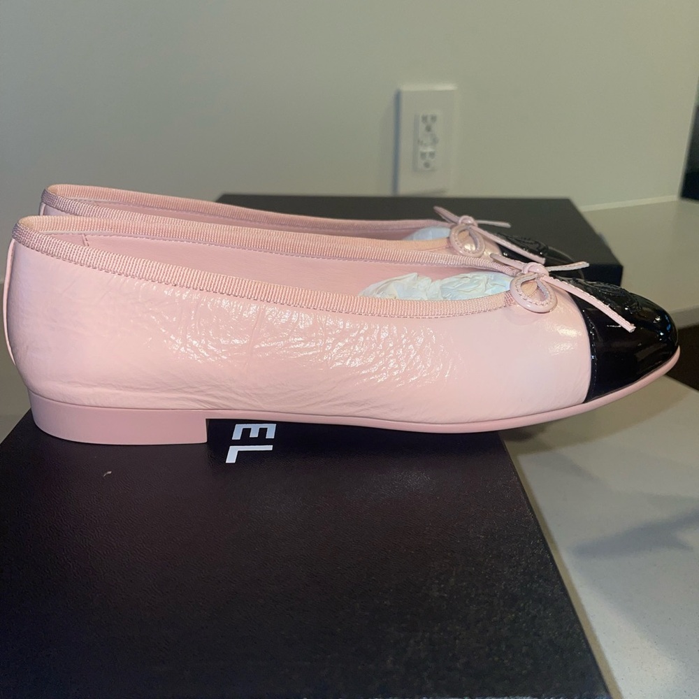 CHANEL crumbled calfskin patent cc cap toe ballerina flats light pink and black - Picture 5 of 7